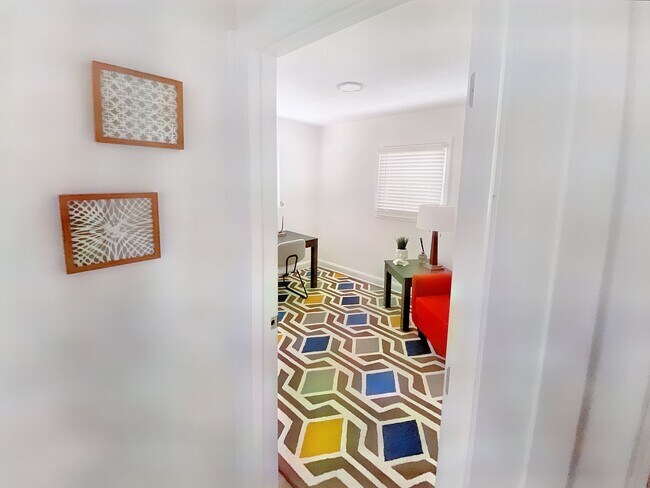 Building Photo - "Experience Urban Living at its Finest at The Flats at 2200!/"¡Experimenta la Vida Urbana en su M...