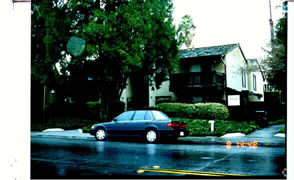 Building Photo - Snooty Fox Apartments