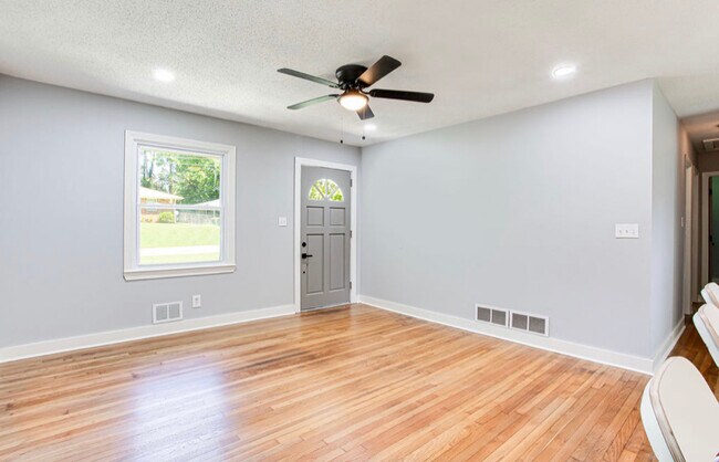 Building Photo - 1155 Evelyn Drive