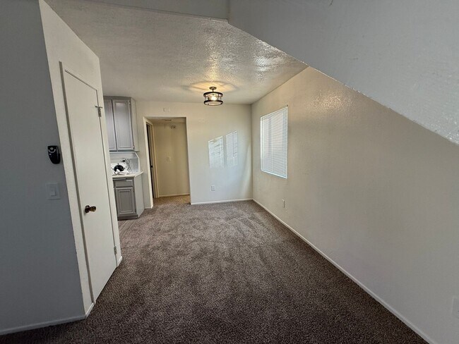 Foto del edificio - Victorville-3 Bedroom2 Bathrooms,2 Story Home, New Paint, New Carpet,