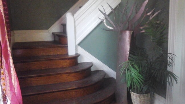 Lobby - 103 Victoria St N