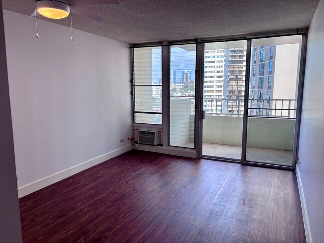 Foto del edificio - For Rent | New Renovated 1 Bedroom, 1 Bathroom with 1 Assigned Covered Parking at Scenic Tower