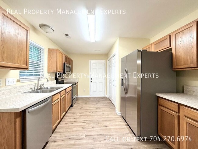 Building Photo - 4025 Oakwood Rd