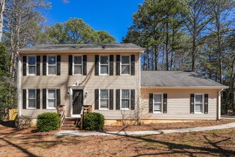 Building Photo - 2526 Highland Dr SE