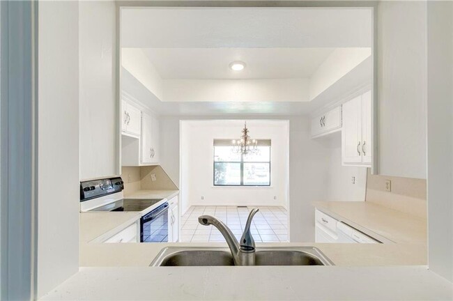 Building Photo - Fabulous 3 Bed/2 Bath Duplex with Open Flo...