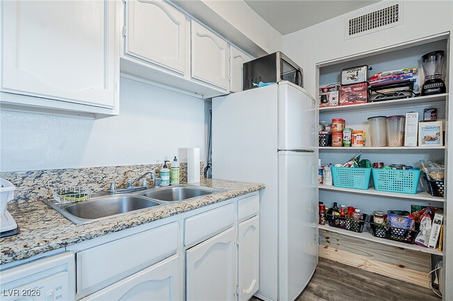 Foto del edificio - 5168 Garden Ln