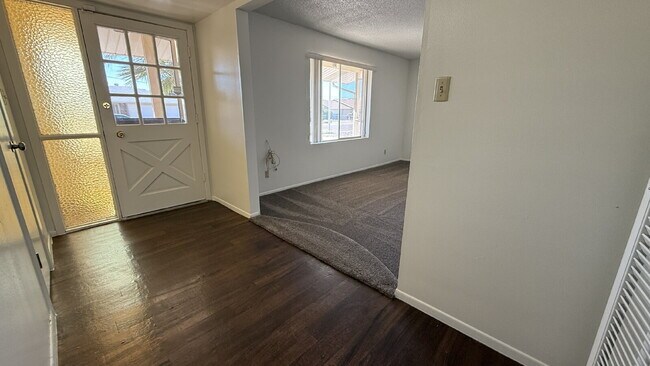 Foto del edificio - "Charming 2-Bed, 2-Bath Oasis in Phoenix - Your Cozy Retreat Awaits!"