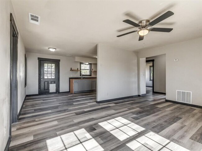 Foto del edificio - 3 bed, 1 bath home in Del City, OK