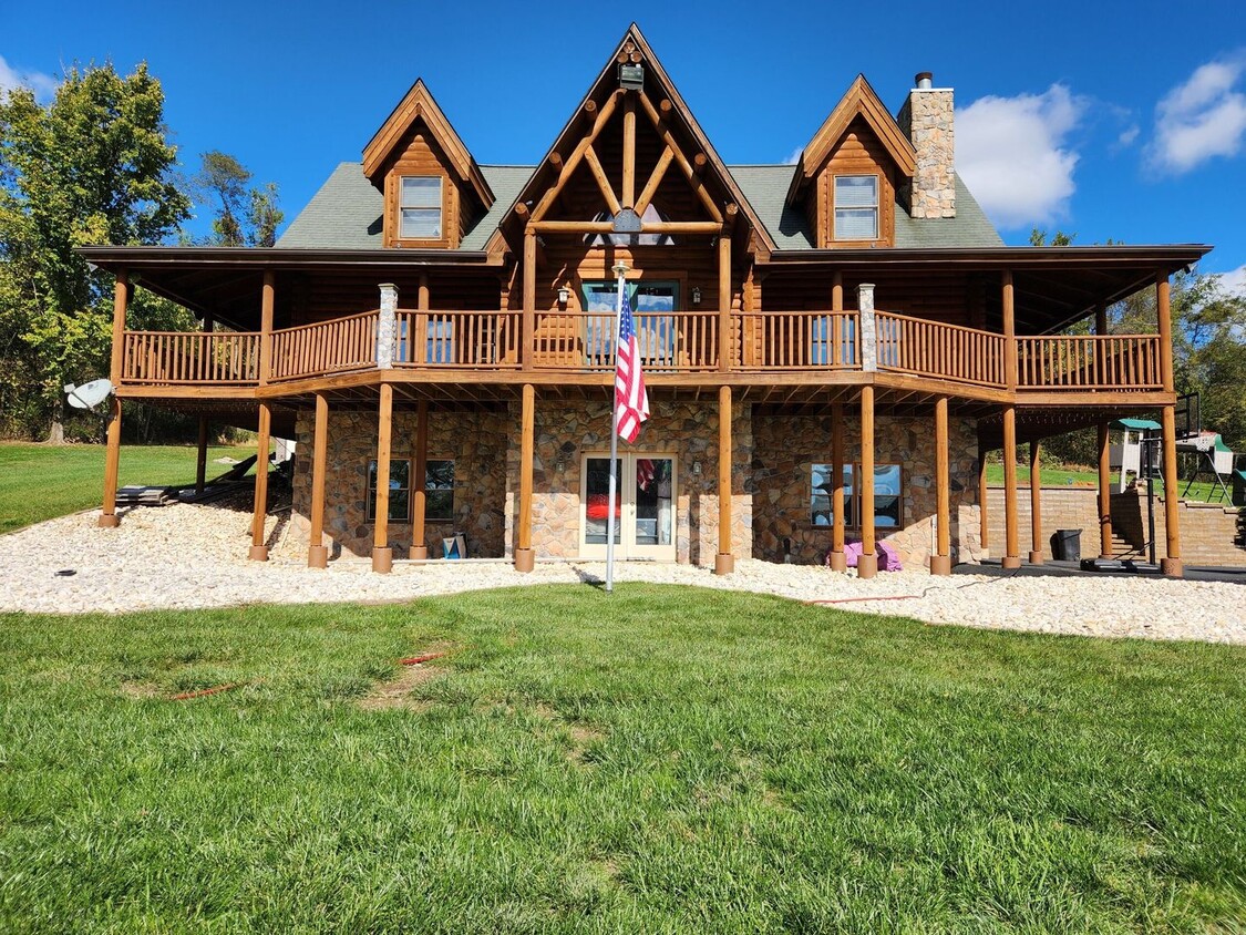 Foto principal - Stunning Retreat on 31 Acres with Pool Dec...