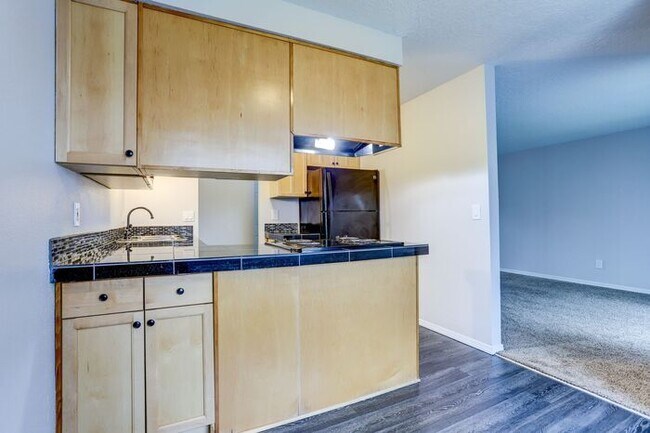 Building Photo - 2 Bedroom Home with Washer and Dryer INSIDE! Available NOW!!