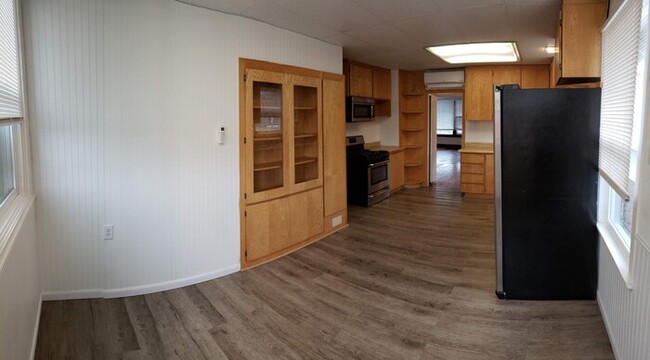 Building Photo - 2 Bed 1 bath Duplex For Rent Down Town Reno