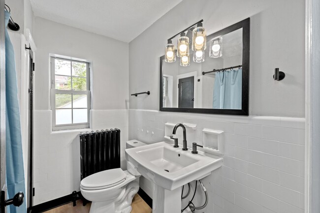 Foto del edificio - Stunning 5 bedroom home in McKeesport available July 1!