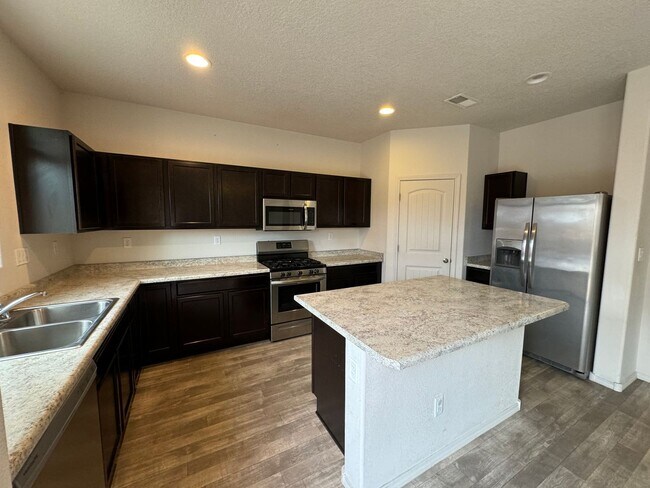 Foto del edificio - 4 bed home available now!