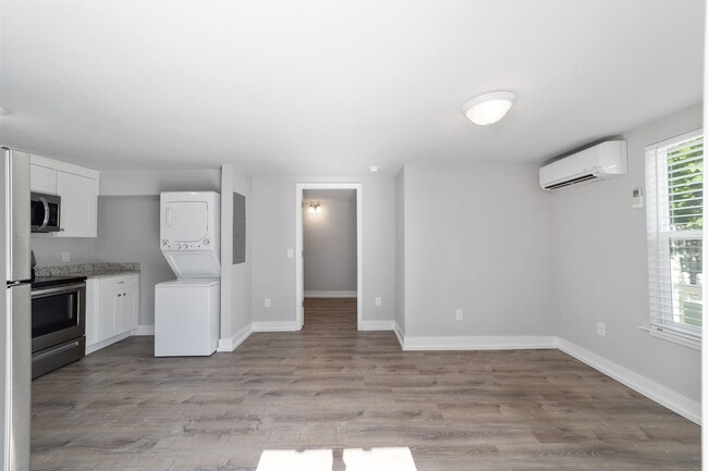 Foto del edificio - Brand New 1 Bedroom 1 Bathroom Steps away ...