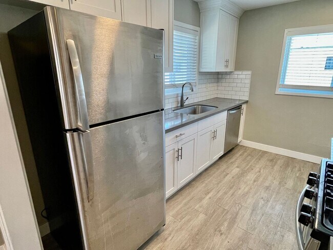 Foto del edificio - Bright & Modern Second-Floor Apartment – Natural Light, Comfort & Convenience!