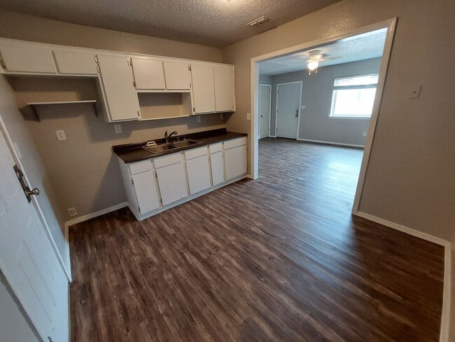 Building Photo - 301 N Louisiana St