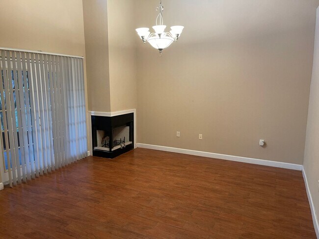Building Photo - Two Story, Three Bedroom Townhome in Winte...