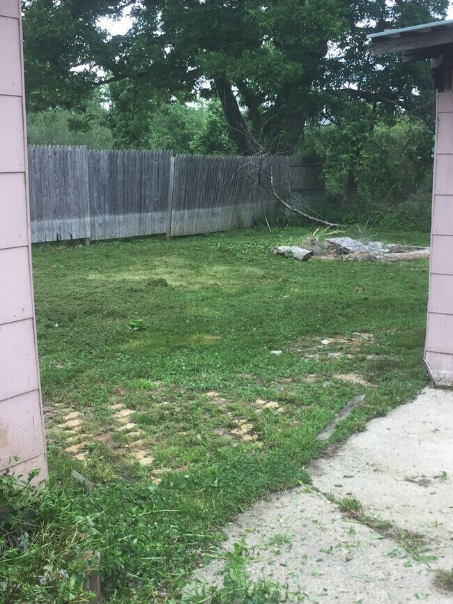 Building Photo - 10-Min to SEMO University! - $295 Month/ $...
