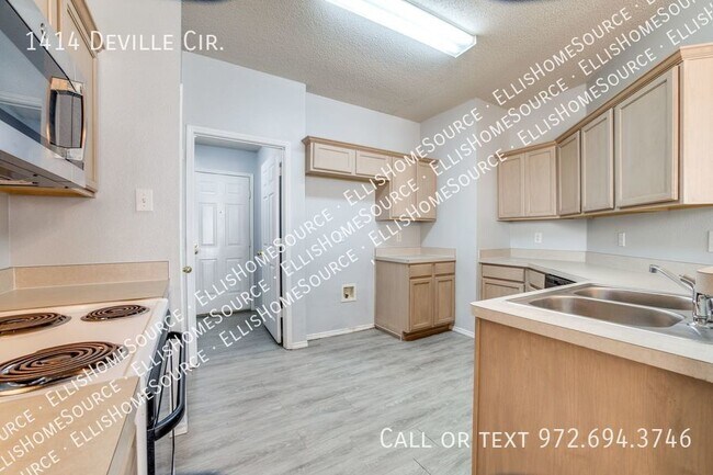 Building Photo - Gorgeous Garland House