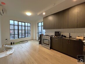 Building Photo - Luxurious 2 bedroom/2 Bathroom duplex apt ...