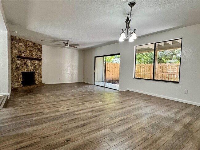 Foto del edificio - Beautiful 3 Bedroom 3 Bath home $2275