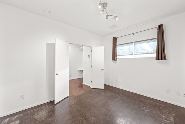 Building Photo - 3 Bedroom Townhome W/ Uptown Views