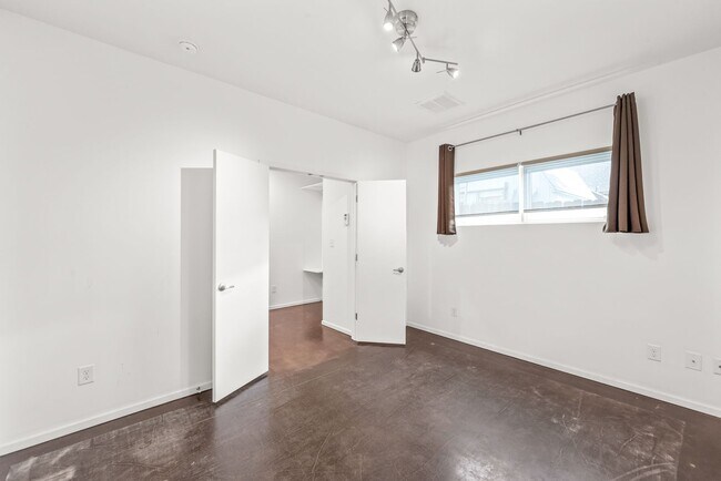 Building Photo - 3 Bedroom Townhome W/ Uptown Views (Coming Soon)