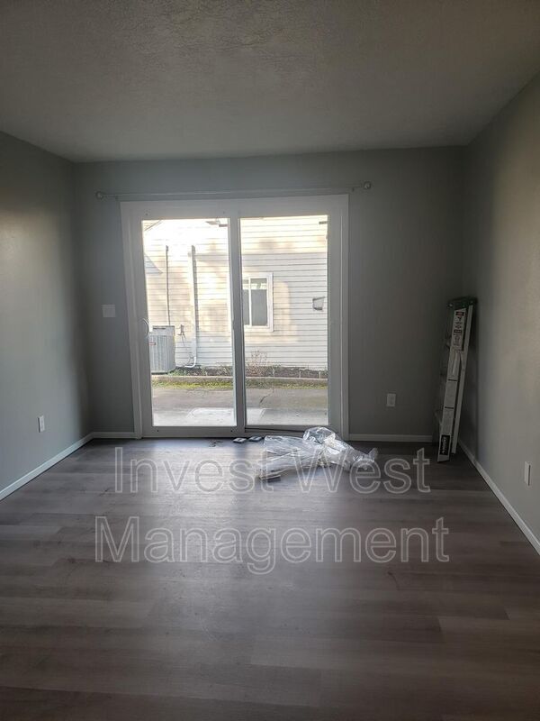 Foto del edificio - 3400-3402 E 13th St