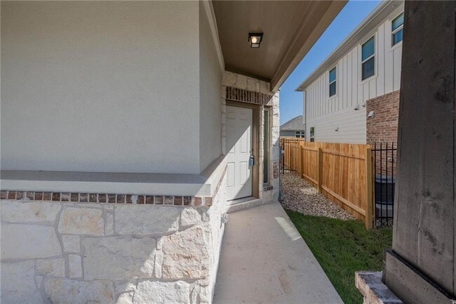Foto del edificio - 153 Brady Creek Wy