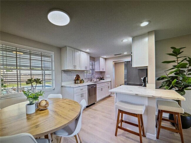 Foto del edificio - 3032 Golden Rain Dr
