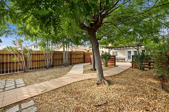 Building Photo - 2154 Oliver Ave