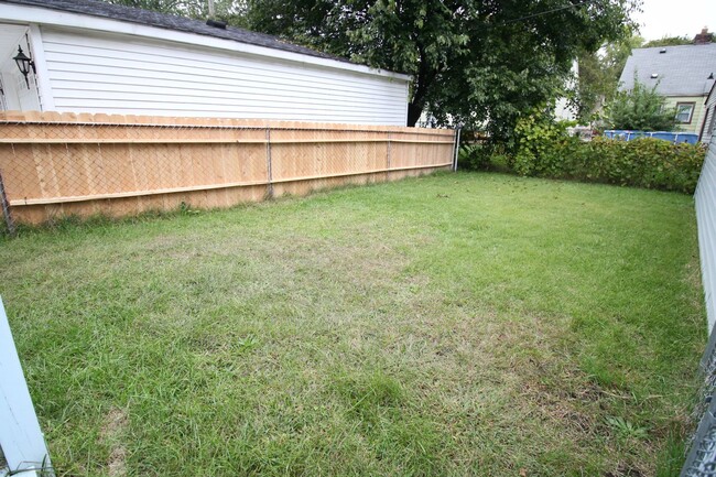 Building Photo - 3 bed 1 bath bungalow with garage and base...