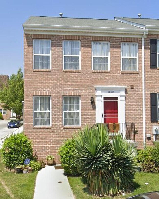 Building Photo - Beautiful modern 3bed/2.5ba townhouse!