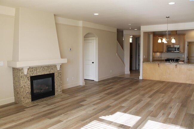 Building Photo - 445 Columbia Point Dr