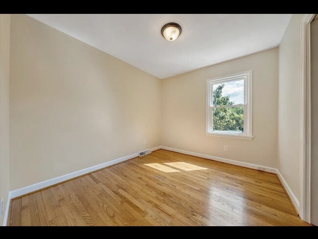 Building Photo - 2650 Willowlawn St