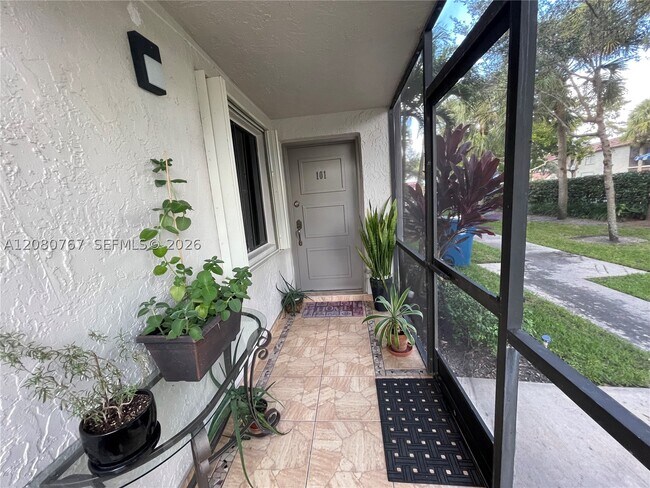 Building Photo - 16240 Laurel Dr