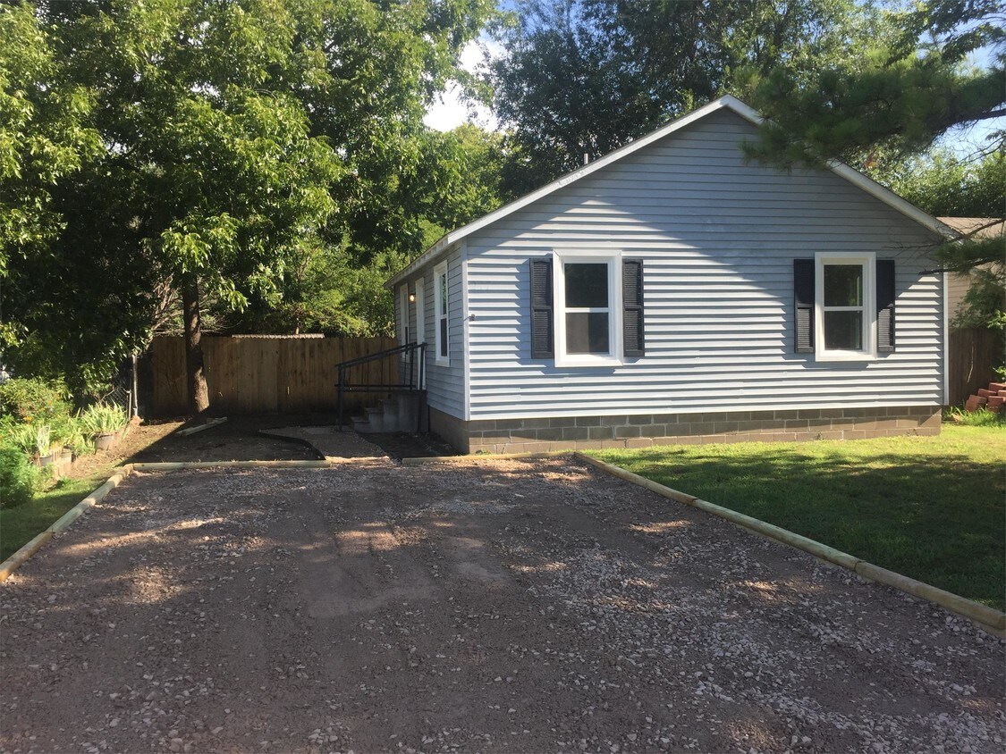 Primary Photo - 217 W Johnson St