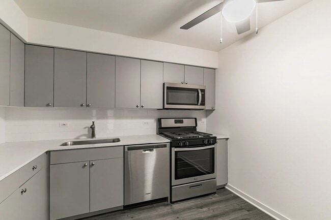 Building Photo - 705 S Milwaukee Ave