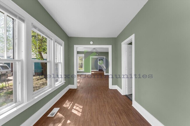 Building Photo - 3 Bedroom 1 Bathroom Apartment