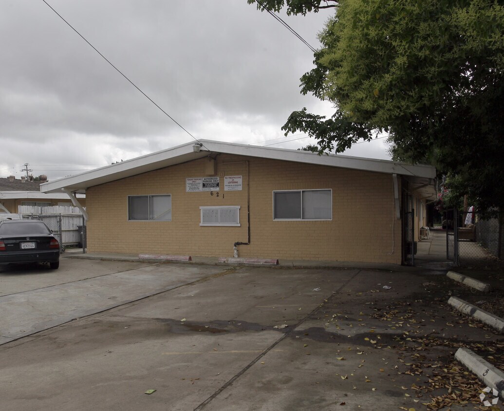 Building Photo - 621 Maple St