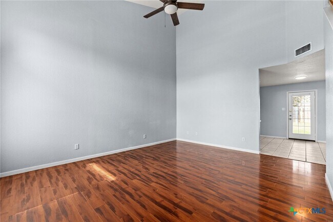 Building Photo - 2909 Lantana Dr