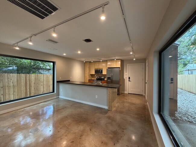 Building Photo - 957 Woods Ave