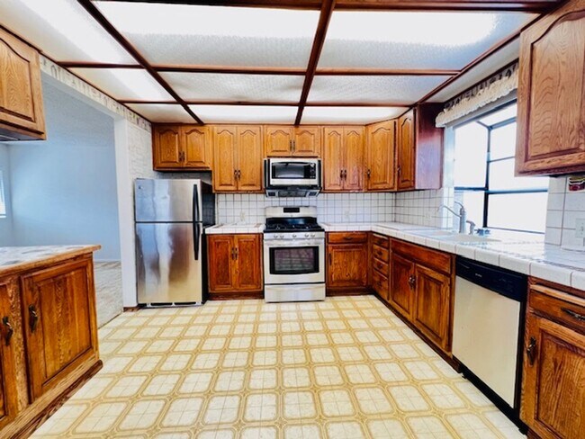 Foto del edificio - Spacious 2 bedroom 1 bath house for rent with large Garage & off st. parking