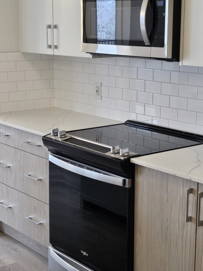 Building Photo - 25 Evanscrest Mews NW