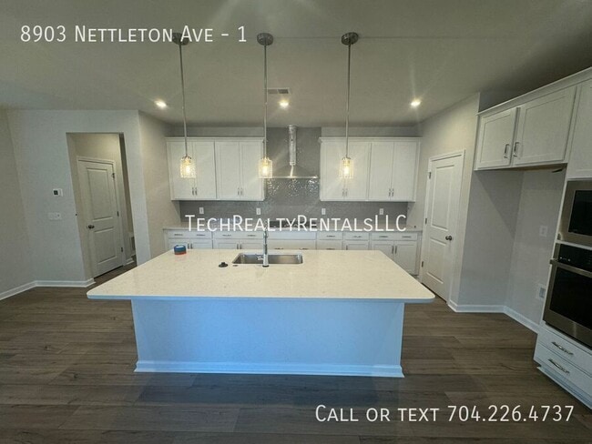 Building Photo - 8903 Nettleton Ave