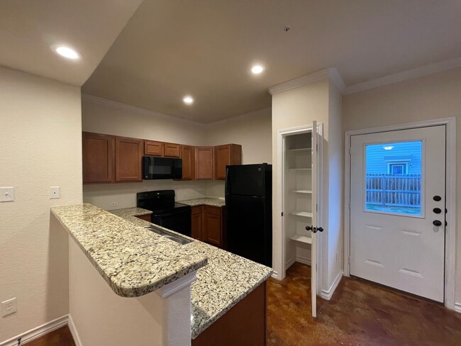 Building Photo - Townhome for rent