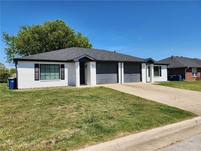 Building Photo - 9 Holly Dr