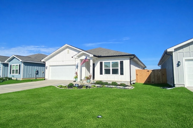 Building Photo - Spacious 4BR/2BA Home with Flexible Living Areas in Saddle Ridge