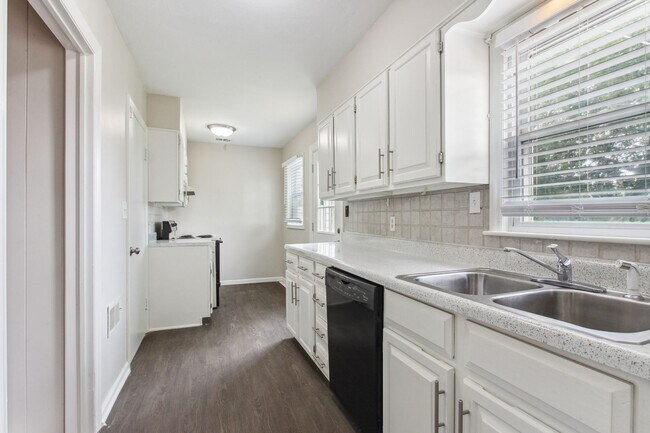 Building Photo - Beautiful 3BR/2BA With 1 Car Garage!