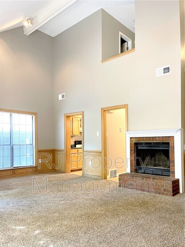 Building Photo - 5816 N Newberry Ln